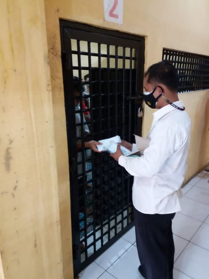 Giat rutin Personel sat tahti Polres membagikan makanan tahanan