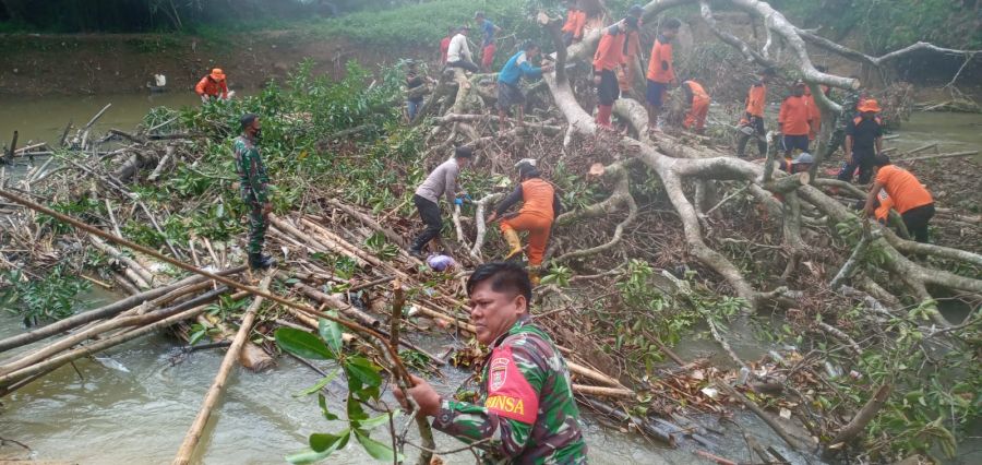 Anggota Koramil 1002-06/Barabai Gotong Royong Bersihkan  Pohon Tumbang di Sungai Bersama Warga