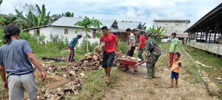 Gotong Royong Satgas TMMD Bersama Warga Bangun MCK