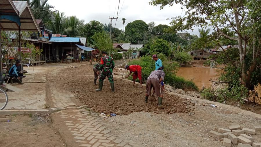 Gotong royong,Babinsa Koramil 05/Pandawan  Bantu Warga Uruk Jalan