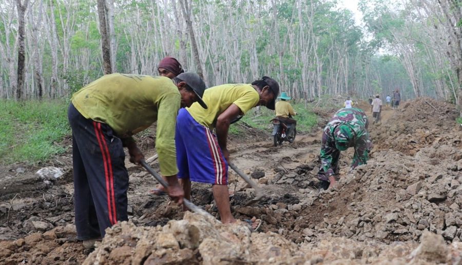 Guna Perlancar Material Masuk, Satgas TMMD Bersama Masyarakat Optimalkan Tenaga
