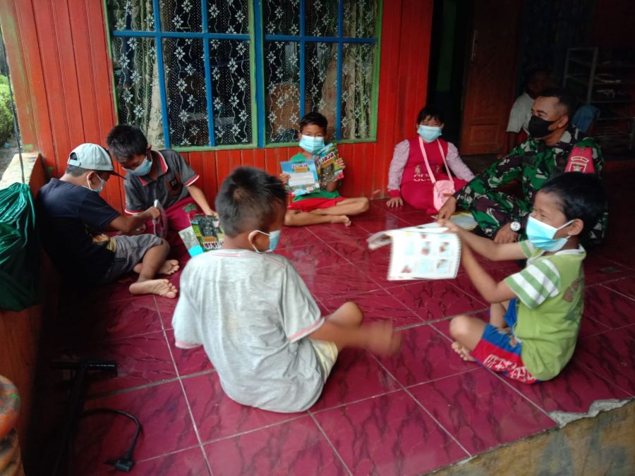 Hadir di Kasarangan, Perpustakaan Keliling dimanfaatkan Anak - anak untuk Belajar