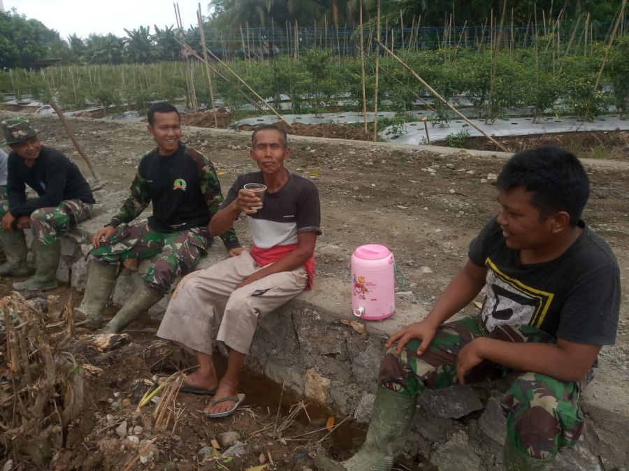 Hangatkan Suasana dengan Segelas Kopi, satgas TMMD ke-112 Kodim 1002/HST Ngopi bareng Masyarakat