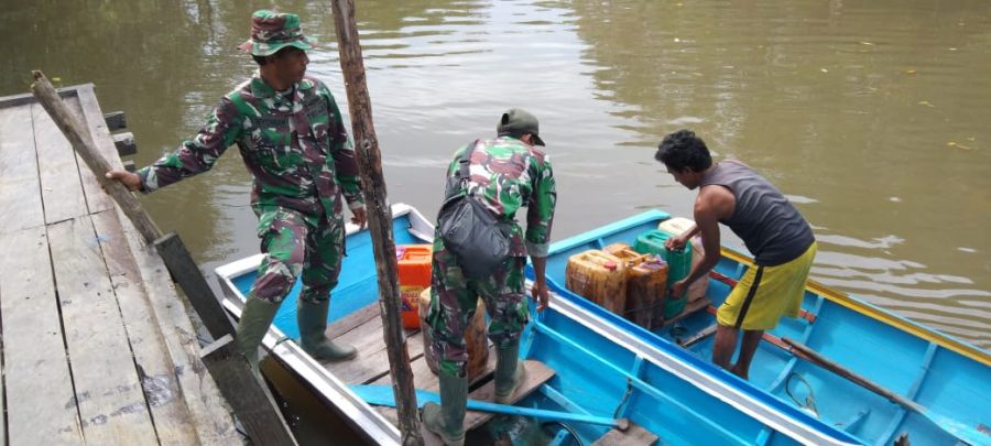 Harus Melawati Sungai, Satgas TMMD Ke-112 Kawal pendistribusian BBM untuk Alat Berat