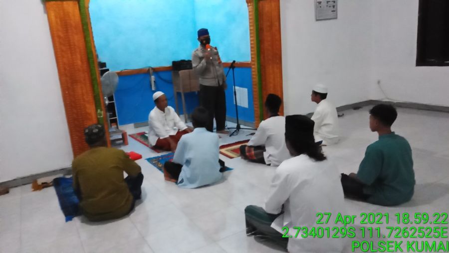ibadah Sholat Tarawih berjamaah bersama masyarakat