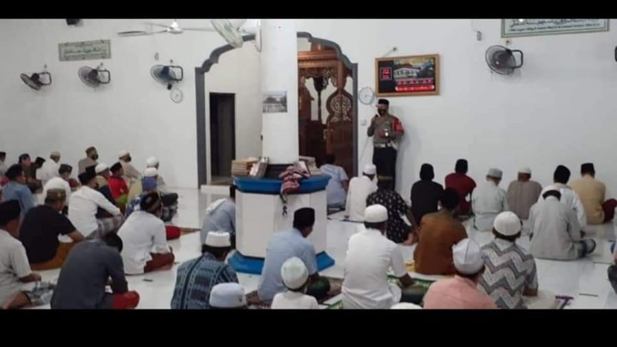 IPTU WIYOTO Memberikan Himbauan Prokes Kepada Para Jama'ah Sholat Isya' dan Taraweh.