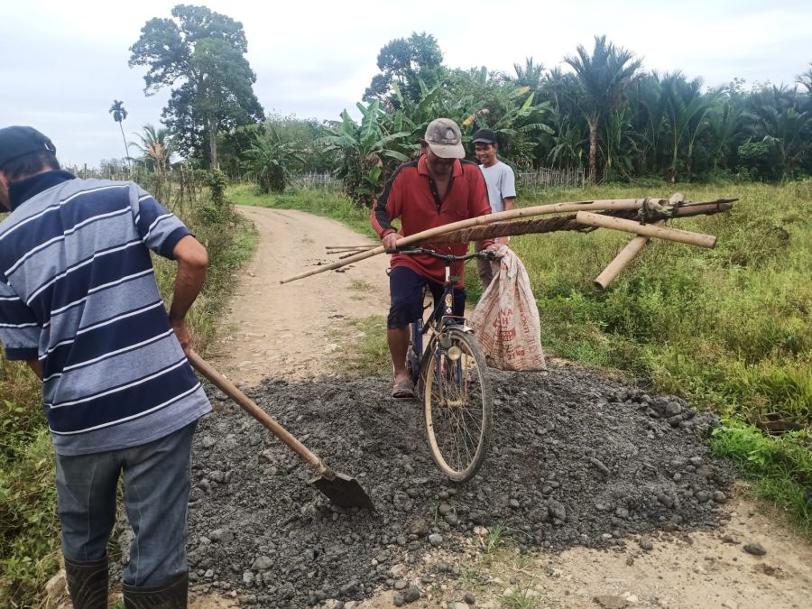 Jalan Pra TMMD Kodim 1002/HST Berlubang, Warga Sigap Timbun Sirtu