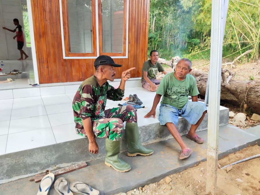 Jalin Keakraban Satgas  TMMD dan Masyarakat Saat Istirahat
