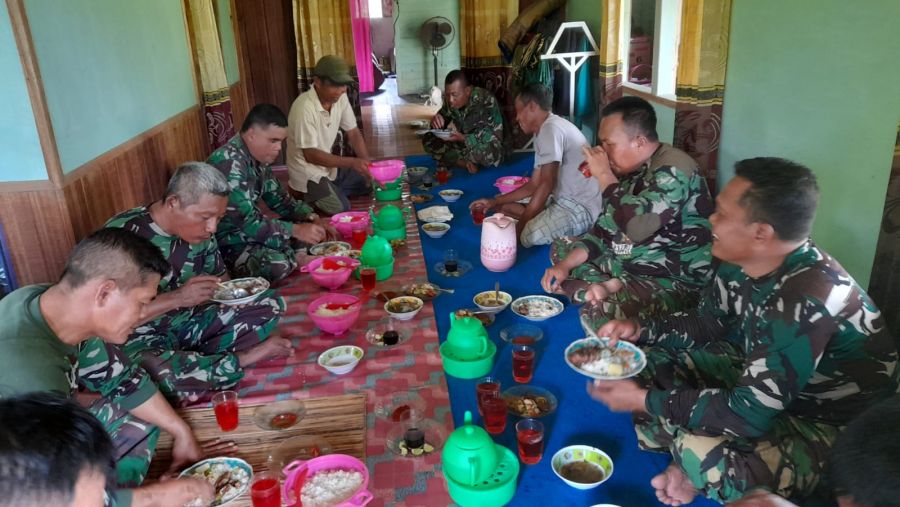 Jalin Persuadaraan, Satgas TMMD Makan Siang Bersama Warga