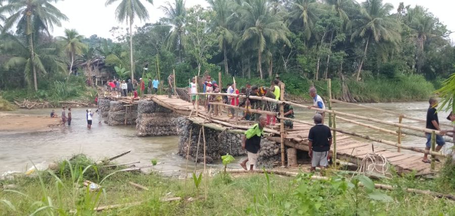 Jembatan Darurat Desa Waki Batu Tunggal  Kembali Terhubung
