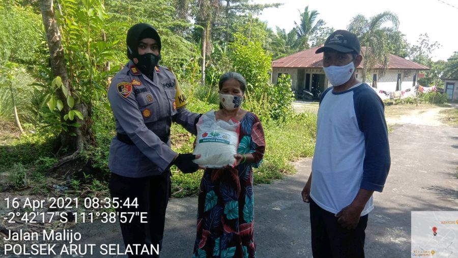Jum'at Berkah Polsek arsel Bagikan Sembako Kepada Warga.