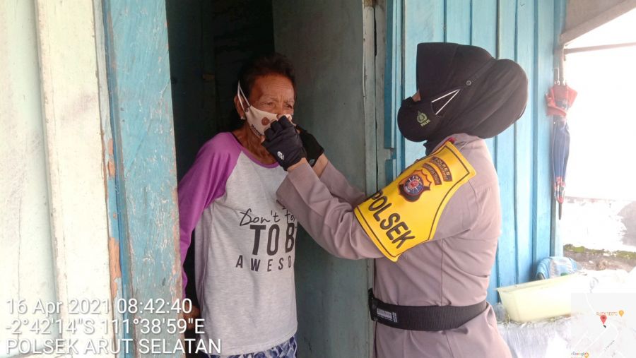 Kapolsek melaksanakan Himbauan Prokes dan bagikan masker kepada warga