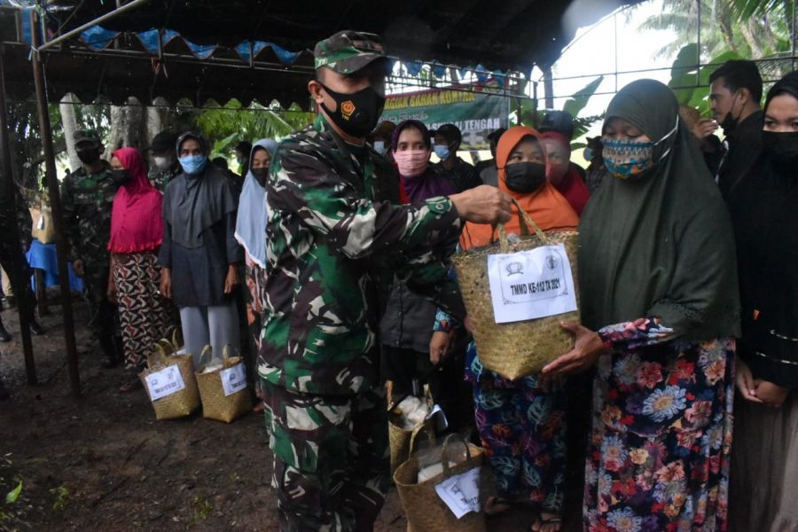 Kasrem 101/Antasari Berikan Bahan Kontak Saat Tinjau Bakti Sosial TMMD Ke-112