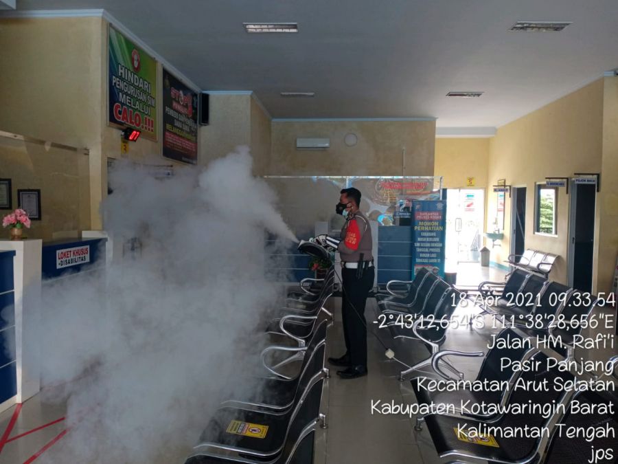 kegiatan Fogging Disinfecktan di Kantor Sat Lantas Pores Kobar.