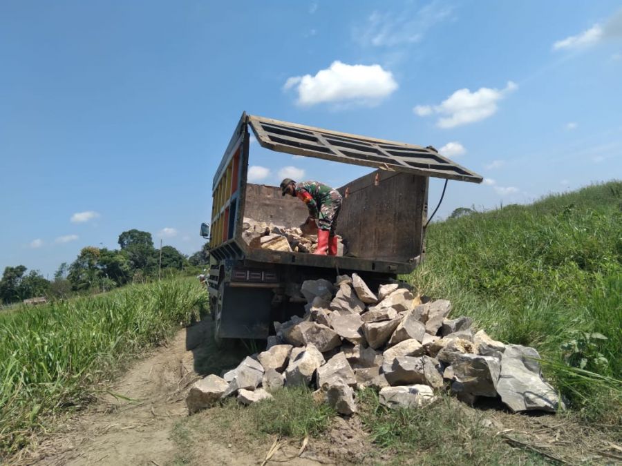 Kejar Target, Material Batu Gunung Didatangkan di Lokasi Pra TMMD