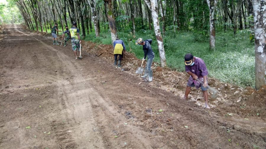 Kekompakan Satgas TMMD bersama Warga