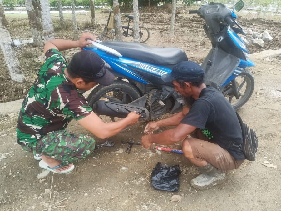 Kepedulian Satgas TMMD HST saat Melihat Warga Membetulkan Kendaraan Roda Dua