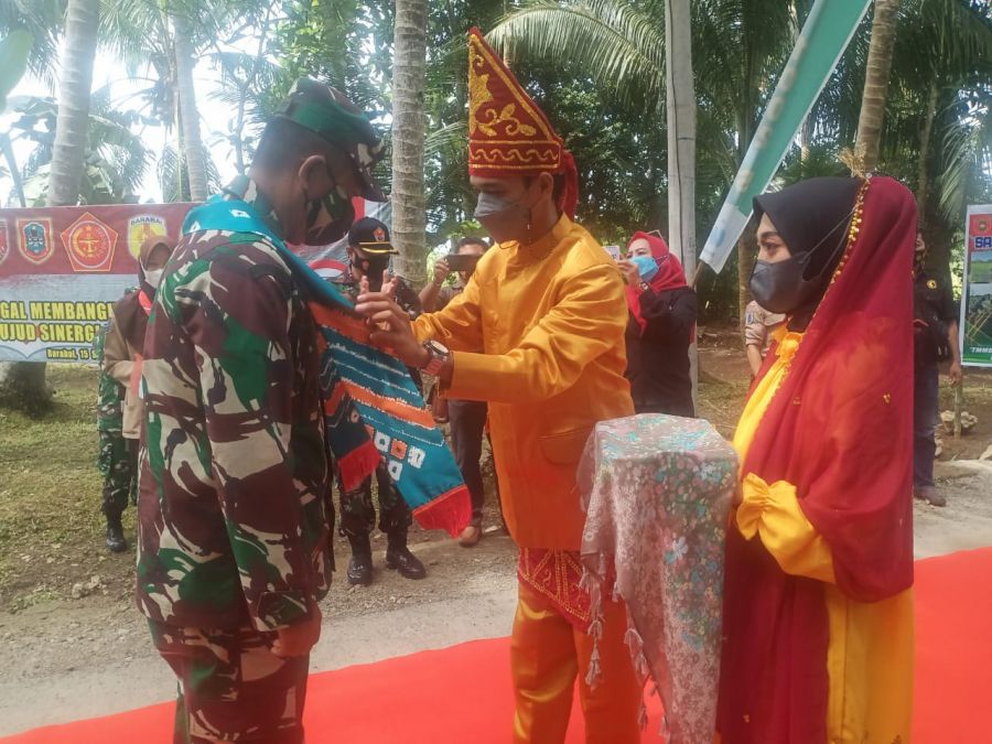 Ketua Tim Wasev Mendapat Pengalungan Bunga di Lokasi TMMD