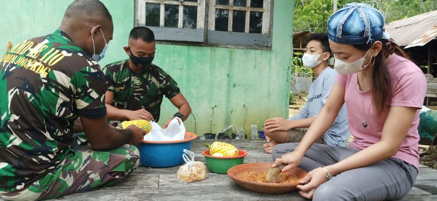 Komsos Satgas TMMD dengan masyarakat