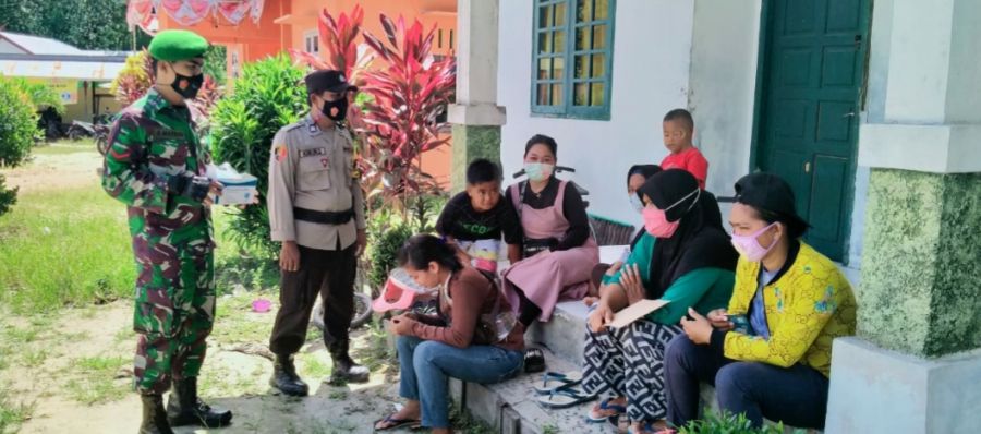 KOPDA TNI AD Marbun bersama - sama memberikan himbauan Protokol Kesehatan kepada warga binaanya