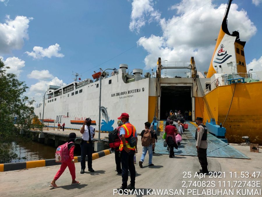 (KP3) Panglima Utar Kumai melakukan pengamanan kedatangan Kapal KM Dharma Kencana III.