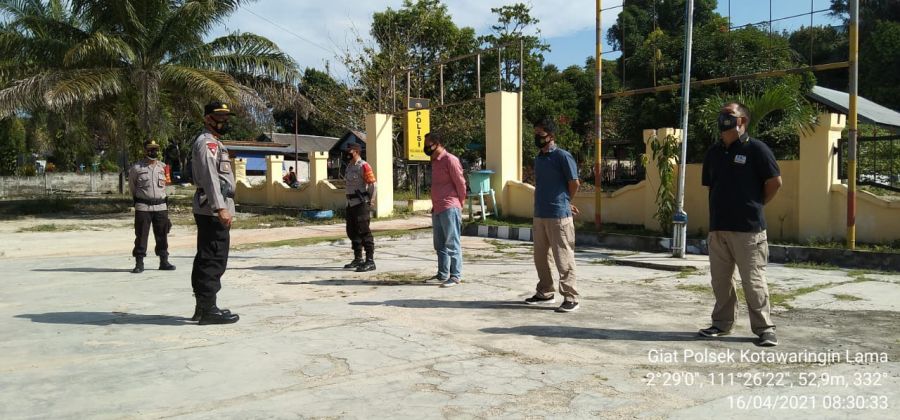 Laksanakan apel pagi di halaman mako Polsek.