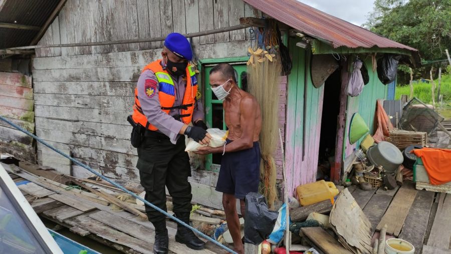 laksanakan giat bakti sosial (Baksos)
