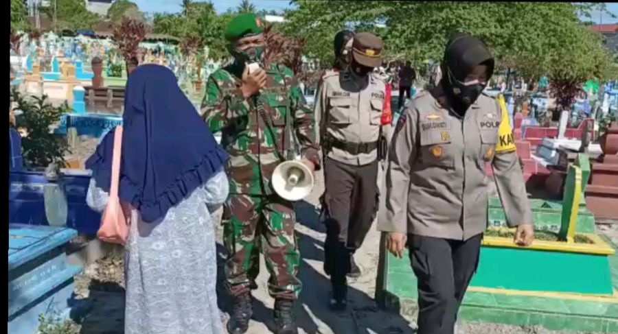 Laksanakan Himbauan Protokol Kesehatan Terhadap Peziarah di Makam Muslim