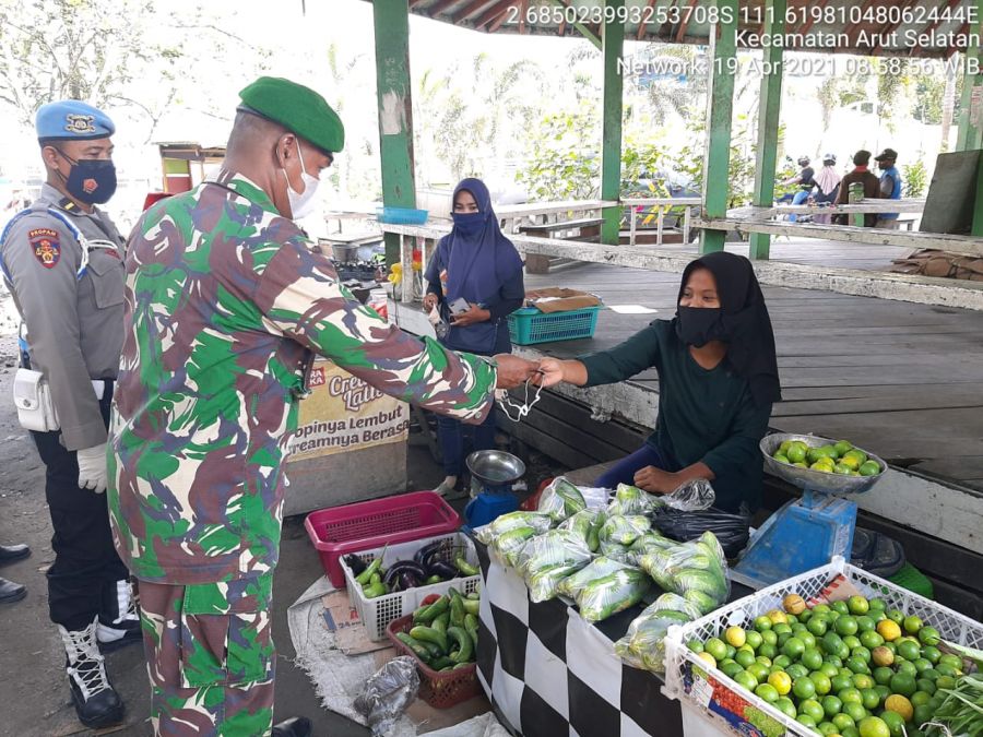 Laksanakan Kegiatan Polsek Arsel dan Koramil 01 Arsel Bagikan Masker dan Ajak Masyarakat Patuh Proke