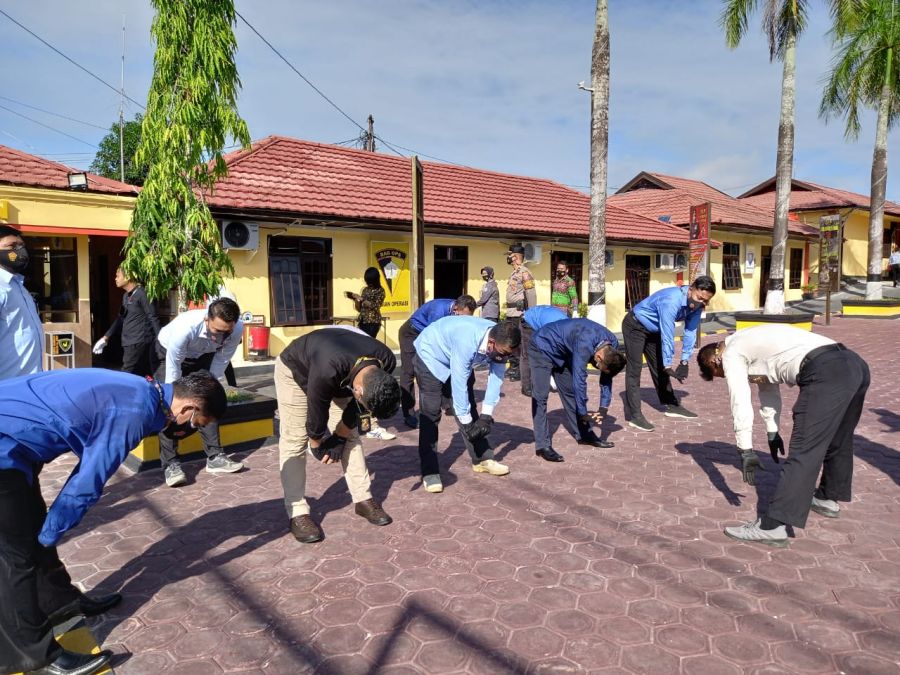 laksanakan Olahraga Pagi di Halaman mako