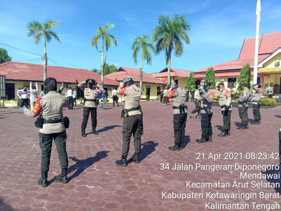 laksanakan olahraga usai  apel pagi