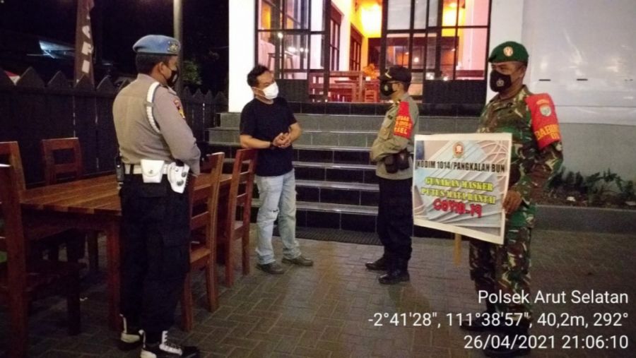 Laksanakan Operasi Yustisi Pendisiplinan Pemakaian Masker Kepada Para Pengunjung Cafe