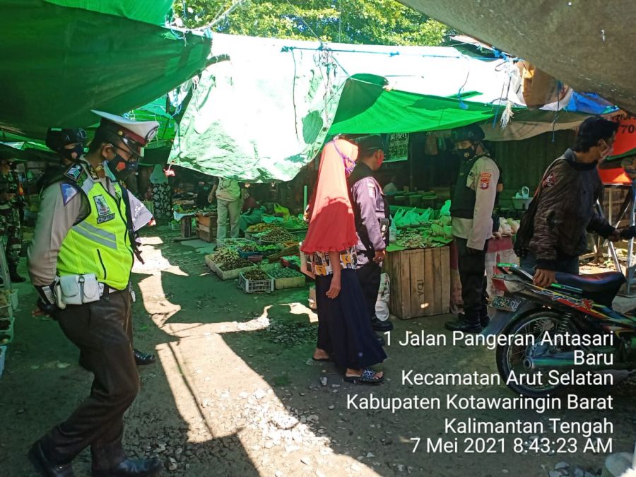 Laksanakan Patroli Jalan Kaki sambil Sosialisasi protokol kesehatan dan Maskerisasi