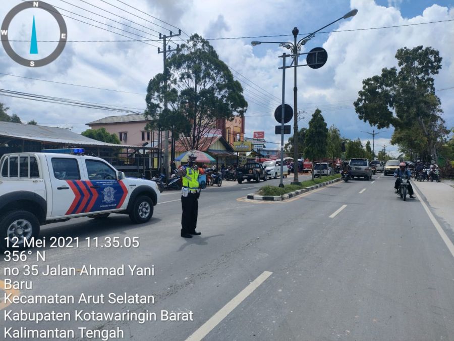 laksanakan pengamanan dan Pengaturan Lalu Lintas di TKP ke Bakaran Jalan Ahmad Yani Km.2 Kel. Baru