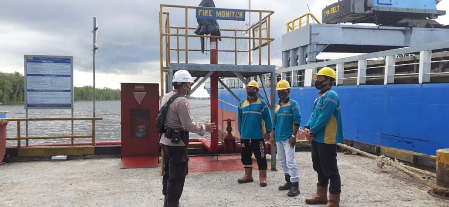 Laksanakan Pengamanan di PT. SAP Berikan Himbauan Kepada Karyawan Perihal Keselamatan Kerja.  Http:/