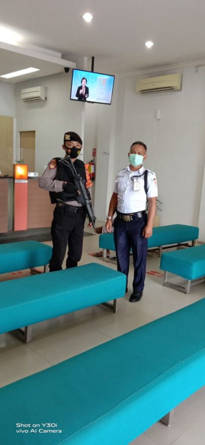laksanakan pengamanan pada  Bank BNI Kumai di Kobar. 