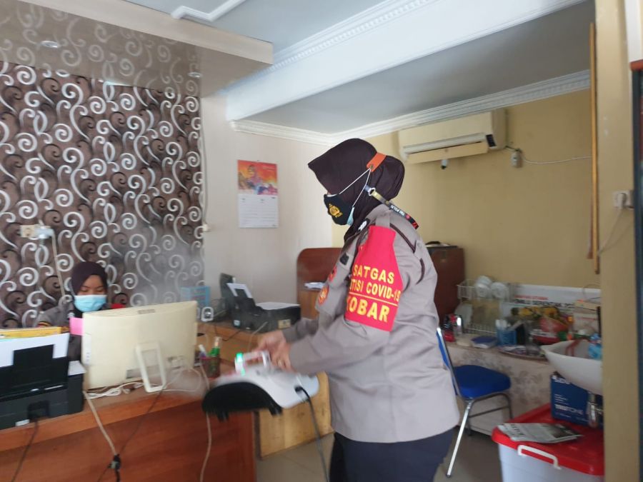 laksanakan penyemrpotan vogging pada ruangan kantor satsabhara. 