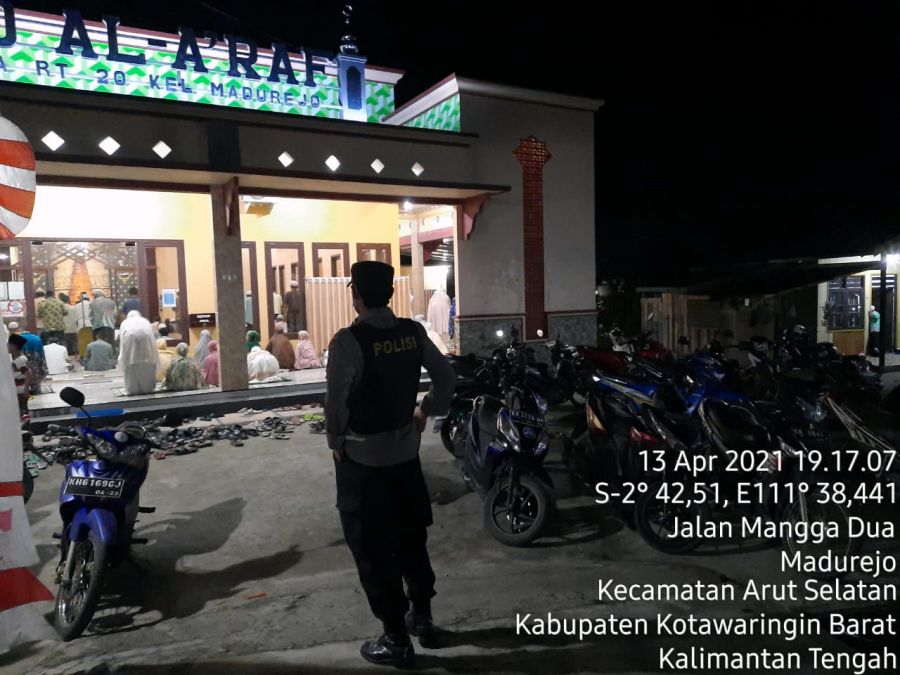 Laksanakan Porsenil Polres Kobar Amankan Sholat Taraweh di Masjid Al-A'Raf