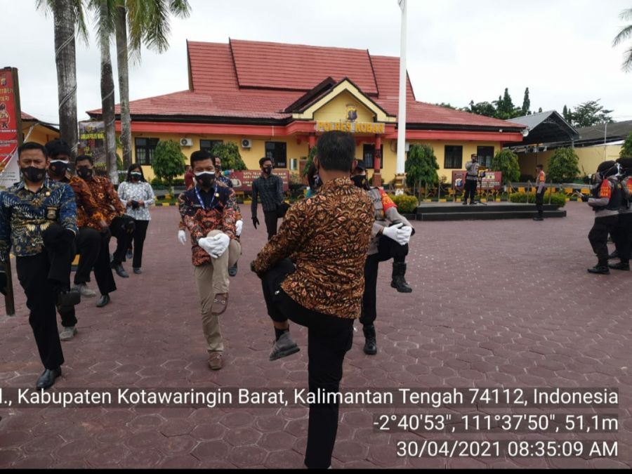 Laksanakan Senam dan Berjemur di Halaman Mako Polres