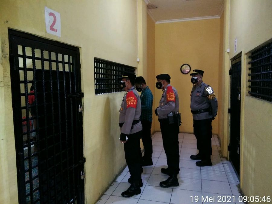 laksanakan serah terima tugas jaga bersama