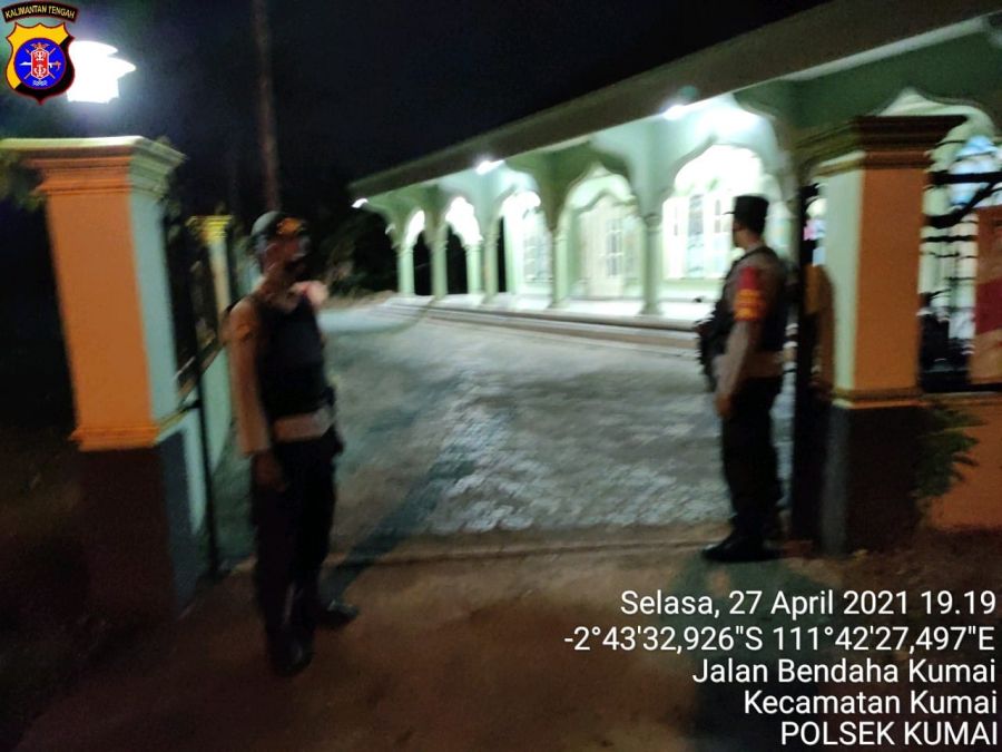 Lakukan Pengamanan Sholat Tarawih di Masjid Jami Nurul Baidho.