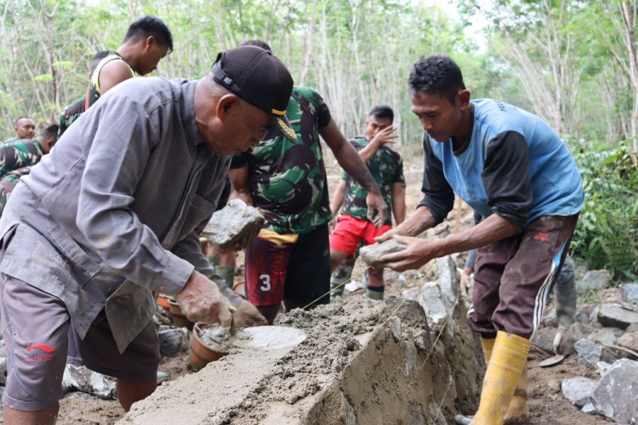 Lanjutkan Pembuatan Batas Kanan Kiri Untuk Plat Duiker meski cuaca kurang mendukung