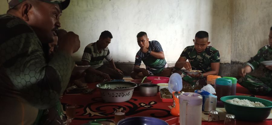 Anggota satgas TMMD ke-111 Kodim 1010/Tapin Makan Siang Bersama di Rumah Solekan
