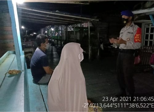 Malam Hari, Aipda Roni Laksanakan Polmas Di Bantaran Daerah Aliran Sungai (DAS) Arut