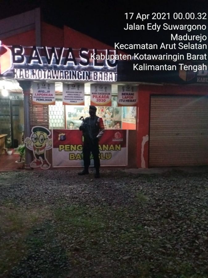 Malam hari Patroli Team Rajawali himbau kepada anggota yang berjaga dikantor Bawaslu Kobar 