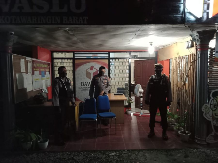 Malam hari Patroli Team Rajawali  himbaua kepada anggota yang berjaga dikantor Bawaslu Kobar 
