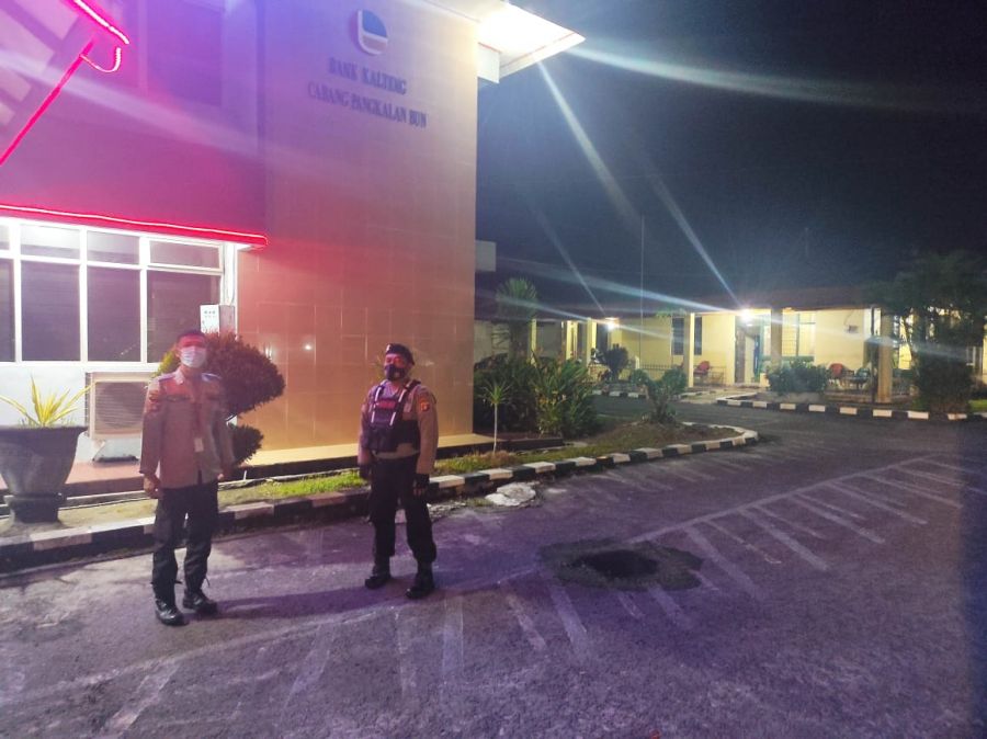 Malam hari, Satsabhara Polres Kotawaringin Barat Sambangi Bank Kalteng di kobar. 