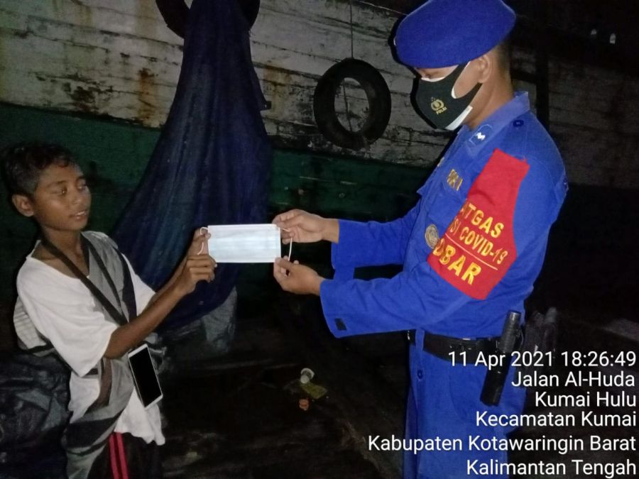 Malam Hari, Aipda Roni Laksanakan Polmas Perairan Di Bantaran Das Kumai