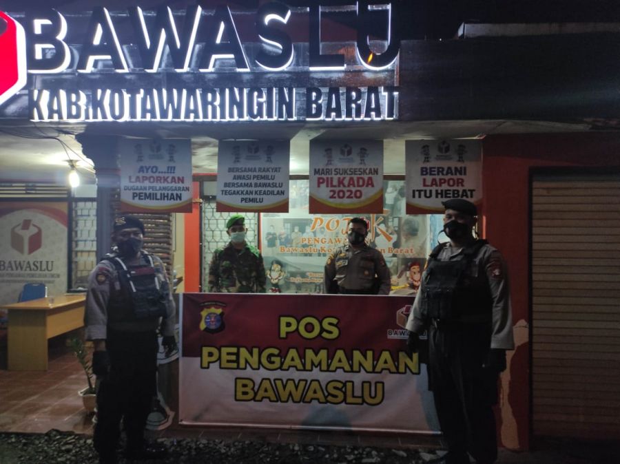 Malam hari, Patroli Team Rajawali Himbau  Anggota Yang Berjaga Dikantor Bawaslu Kobar 