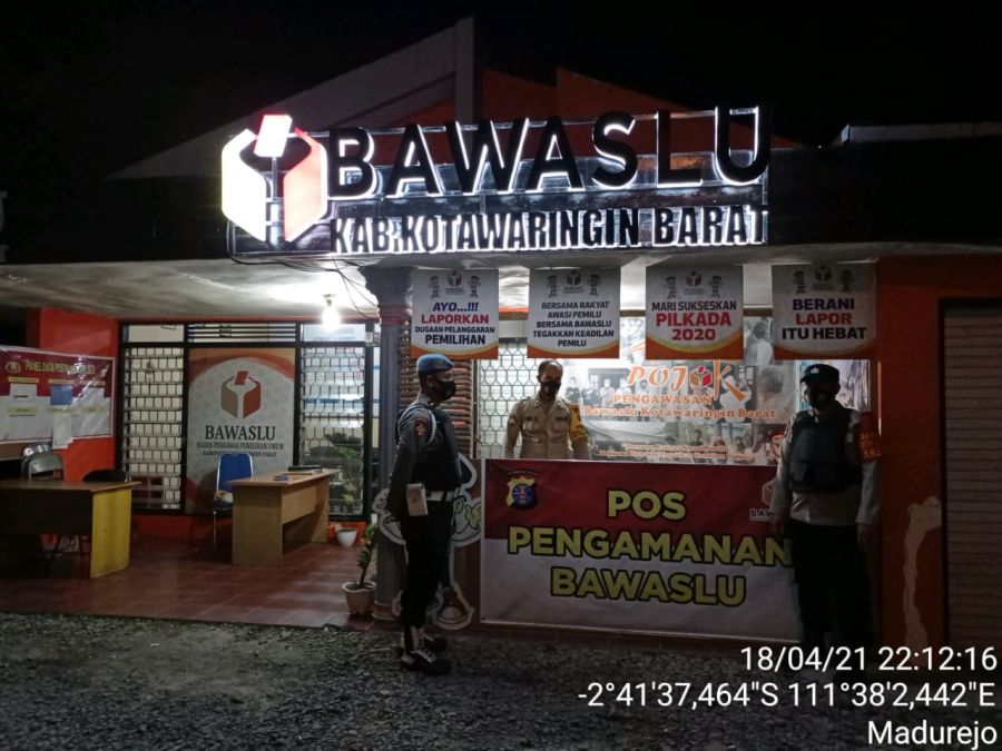Malam hari,Polsek Arsel Rutin Patroli Pospam Bawaslu.